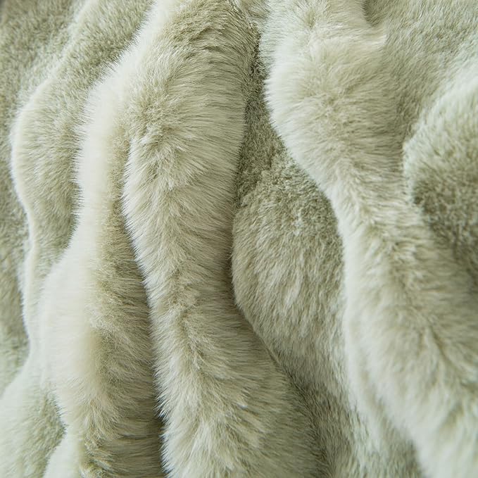 VM VOUGEMARKET Soft Warm Faux Fur Sofa Cover Thick Shaggy Fuzzy Sectional Couch Cover Plush Furniture Protector Cover Fluffy Sofa Throw Cover for Couch Sofa Bed(Green,71" x 134")